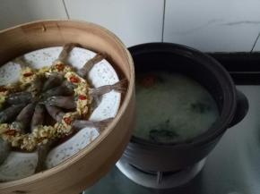 粥煮半小时左右，放蒸笼蒸五分钟关火，稍焖。