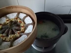粥煮半小时左右，放蒸笼蒸五分钟关火，稍焖。