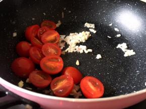 将切好的番茄倒入锅中翻炒