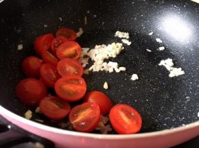 将切好的番茄倒入锅中翻炒