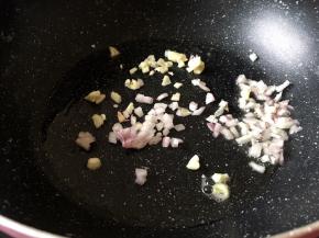 将洋葱大蒜洗净后切碎锅里放油，油热后倒入爆香