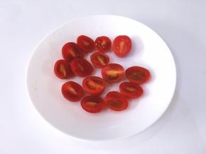 将番茄洗净后从中间切开