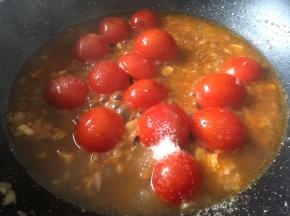 加人一勺盐一勺白糖入锅