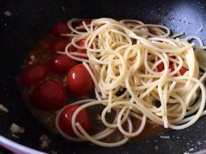 将意大利面放入锅内，关火用筷子搅拌，让每根面上都沾满酱汁即可