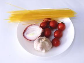 将意大利面，番茄，大蒜，洋葱准备好