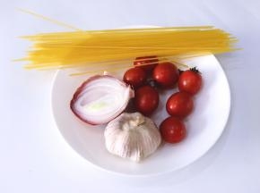 将意大利面，番茄，大蒜，洋葱准备好