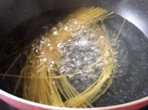 锅里放水烧开，将意大利面放入煮10分钟
