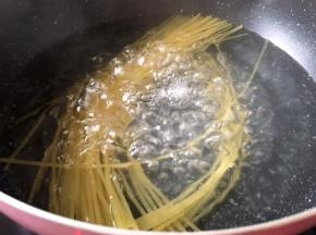 锅里放水烧开，将意大利面放入煮10分钟