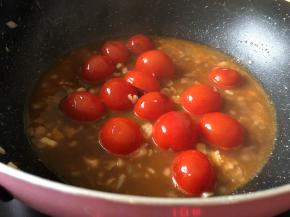 加入100毫升的水入锅大火煮开