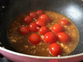 加入100毫升的水入锅大火煮开