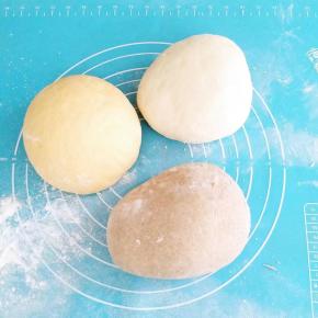 600克面粉分成三份，1份用胡萝卜汁加入发酵粉，砂糖揉面成团。1份用黑麦粉加入发酵粉，清水适量，砂糖揉成光滑的面团。最后1份用清水，发酵粉，砂糖揉成光滑的面团。