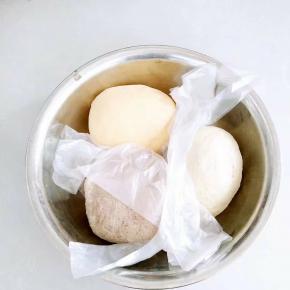 三份面粉用干净的方便袋分割，盖上保鲜膜进行发酵。