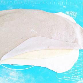 三份面团分别取出擀成四方形份薄面皮，然后叠罗起来，四周刷上一些清水，能更好的黏连起来。