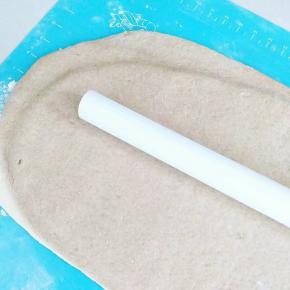 在用擀面杖擀压平整。