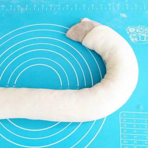 卷起来，在均匀的搓一下，粗细均匀。