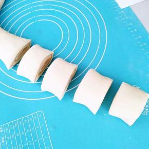 用刀切成等量的馒头生胚。