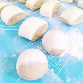 两头的面团搓成圆形的生胚。