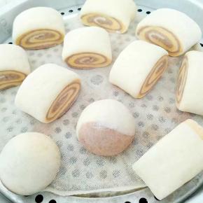 锅中放入足够的清水，烧制温热的程度，放入蒸蓖摆放生胚，进行发酵20分钟左右。