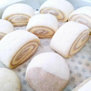 发酵后比原来大3/1大，成鼓鼓的馒头生胚，盖上锅盖大火烧开后中火蒸18分钟左右。断火后闷5分钟左右取出馒头就可以了。