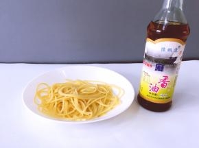将煮好的意大利面捞出淋上香油