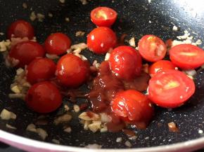 加入3少番茄酱入锅中