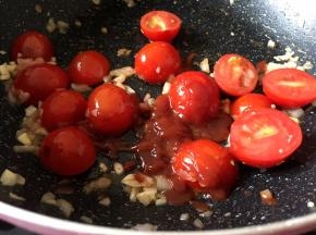 加入3少番茄酱入锅中