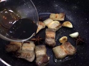 加入一勺生抽，一勺老抽入锅