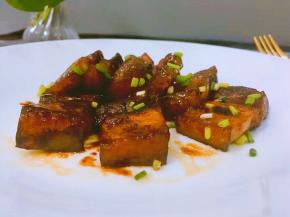 出锅装盘撒上葱花末