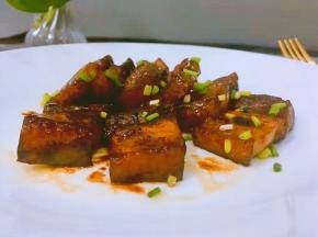 出锅装盘撒上葱花末