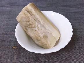 将五花肉捞出用冷水冲洗2分钟沥干水分