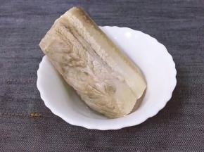 将五花肉捞出用冷水冲洗2分钟沥干水分