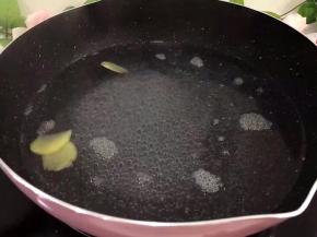 将锅里放500毫升水将生姜放入