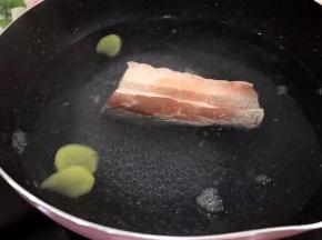 水煮沸后将五花肉放入去血末
