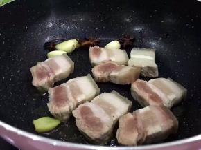 锅里放少许油，油热后将生姜大蒜八角爆香，将切好的肉放入锅中