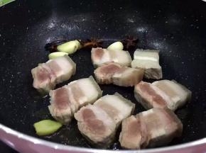 锅里放少许油，油热后将生姜大蒜八角爆香，将切好的肉放入锅中