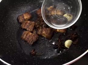 加入10g白酒，半勺黄豆酱，半勺豆瓣酱入锅