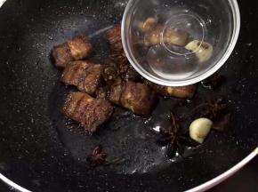 加入10g白酒，半勺黄豆酱，半勺豆瓣酱入锅