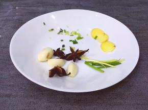 将八角洗净，大蒜去皮洗净，生姜去皮洗净切片，将葱切段，切末