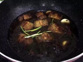 加入葱段，开水末过五花肉，中火煮开，转小火收汁