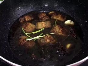 加入葱段，开水末过五花肉，中火煮开，转小火收汁