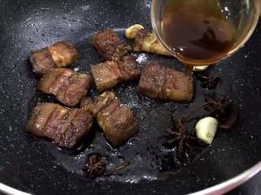 加入一勺蚝油入锅