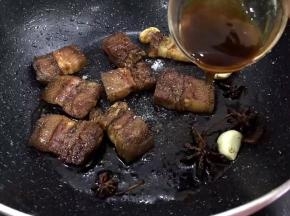 加入一勺蚝油入锅