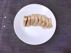 将五花肉均匀切麻将块大小