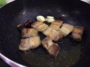 煎至两面金黄，将煎出来的油倒一部分出来用碗将油装起来