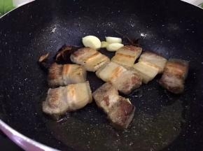 煎至两面金黄，将煎出来的油倒一部分出来用碗将油装起来