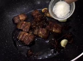 加入3勺白糖入锅