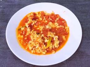 将炒好的番茄炒蛋盛盘里