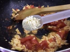 加入半勺半勺盐，半勺鸡精