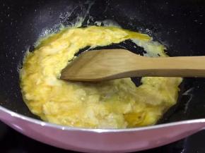 将锅里放油，鸡蛋淋锅中