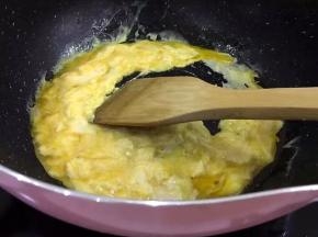 将锅里放油，鸡蛋淋锅中